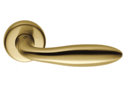 Vidaus apdailos prekės. Durys, jų dalys. Durų furnitūra. Rankenos. Rankena MACH matinis žalvaris 