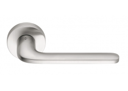 Vidaus apdailos prekės. Durys, jų dalys. Durų furnitūra. Rankenos. Rankena ROBOQUATTRO chromas 