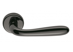 Vidaus apdailos prekės. Durys, jų dalys. Durų furnitūra. Rankenos. Rankena ROBOT juoda 