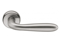 Vidaus apdailos prekės. Durys, jų dalys. Durų furnitūra. Rankenos. Rankena ROBOT matinis chromas 