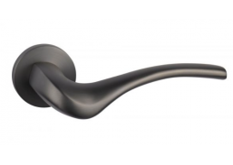 Vidaus apdailos prekės. Durys, jų dalys. Durų furnitūra. Rankenos. Rankena Tobacco Peck matinis tamsus nikelis 