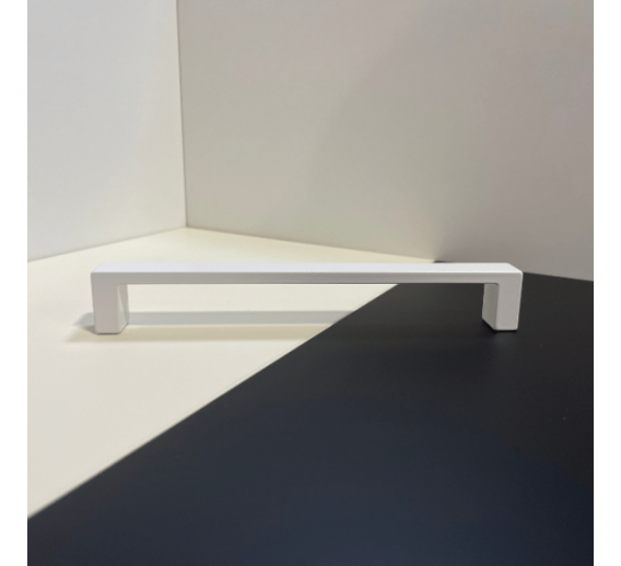 Baldinė furnitūra. Baldinės rankenėlės. Rankenėlė CL420 B 160 mm baltos sp. 