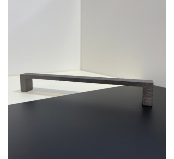 Baldinė furnitūra. Baldinės rankenėlės. Rankenėlė CL420 B 160 mm šlifuoto titano sp. 