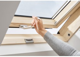 Statybinės medžiagos. Stogo dangos. Stoglangiai. Stoglangiai šlaitiniams stogams. VELUX stogo langas Standard Plus su apatine rankena ir 2 kamerų stiklo paketu GLL 1061B