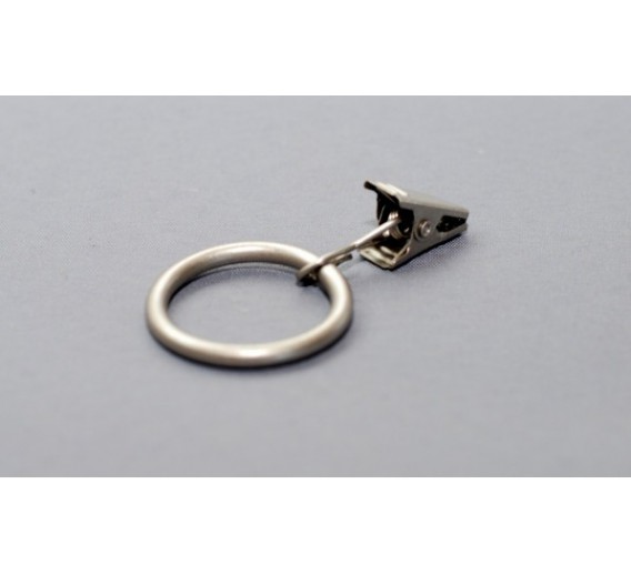 Vidaus apdailos prekės. Kitos apdailos medžiagos. Karnizai. Metaliniai karnizai ir jų detalės. Karnizų žiedai, segtukai. Žiedas su segtuku 16mm 10vnt. matinis sidabras 